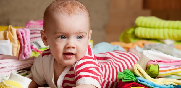 Comment se préparer à l’arrivée d’un nouveau-né : linge et vêtements